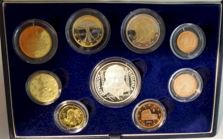 Serie completa di 9 monete in confezione ufficiale con moneta da 5 euro in Ag "85 Anniv. Nascita F. Fellini"
