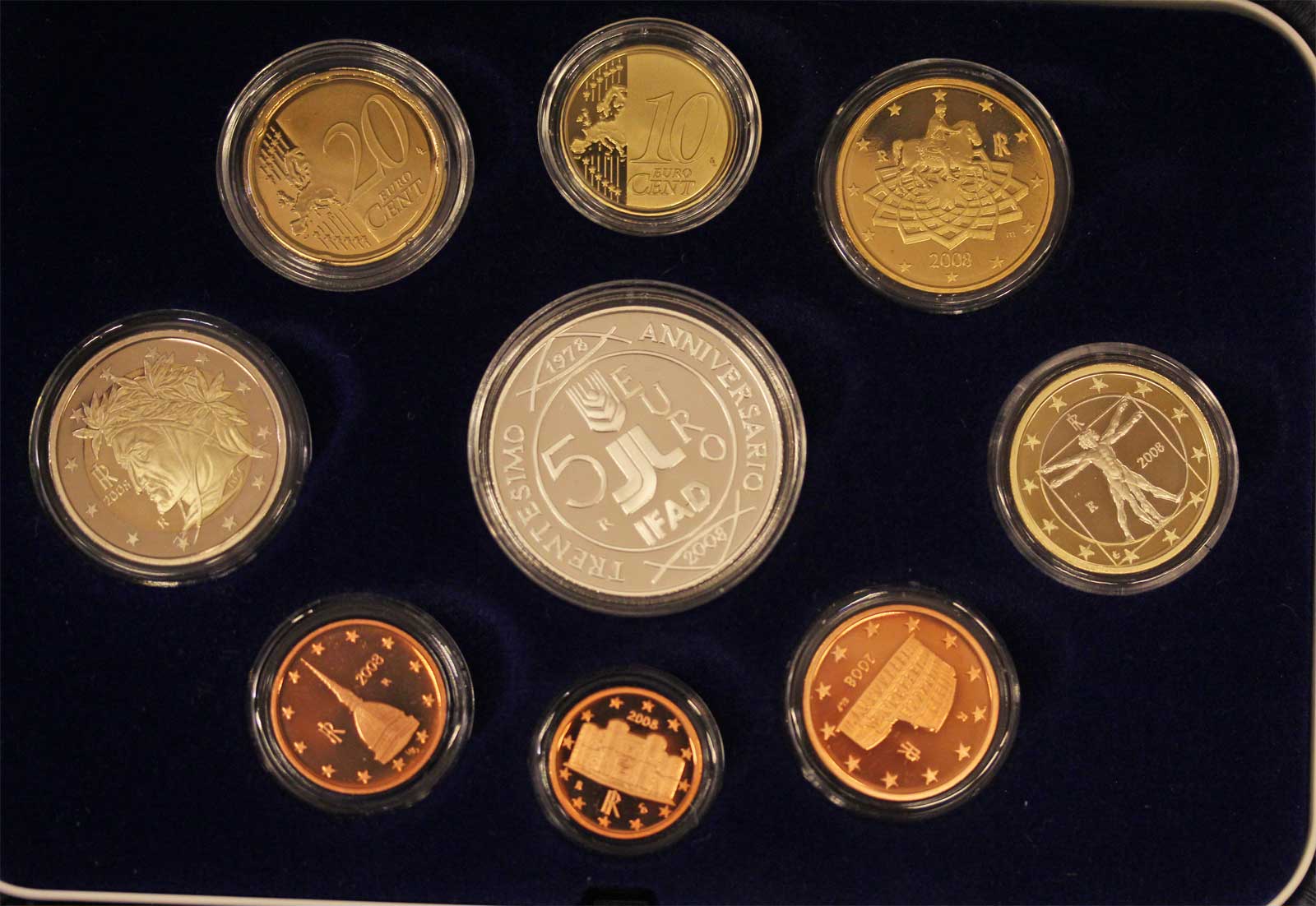 Serie completa di 9 monete in confezione ufficiale con moneta da 5 euro in Ag "30 Anniv. Fondazione IFAD"
