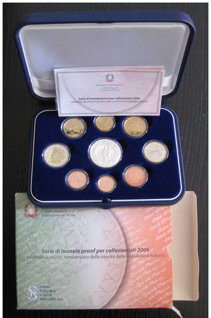 Serie completa di 9 monete in confezione ufficiale con moneta da 5 euro in Ag "60 Anniv. della Rep. Italiana"