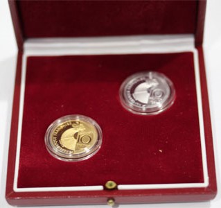 "Robert Schuman" 10 franchi gr. 7,00 in oro 920/000 + 10 franchi in ag.