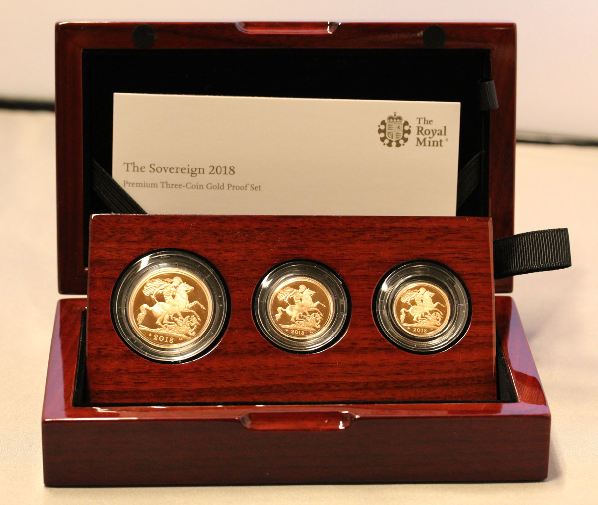 "65 Annivers.dell'Incoronazione" - Set PREMIUM di 3 monete (2, 1 e 1/2 sterlina) totali gr. 27,93 in oro 917/000 