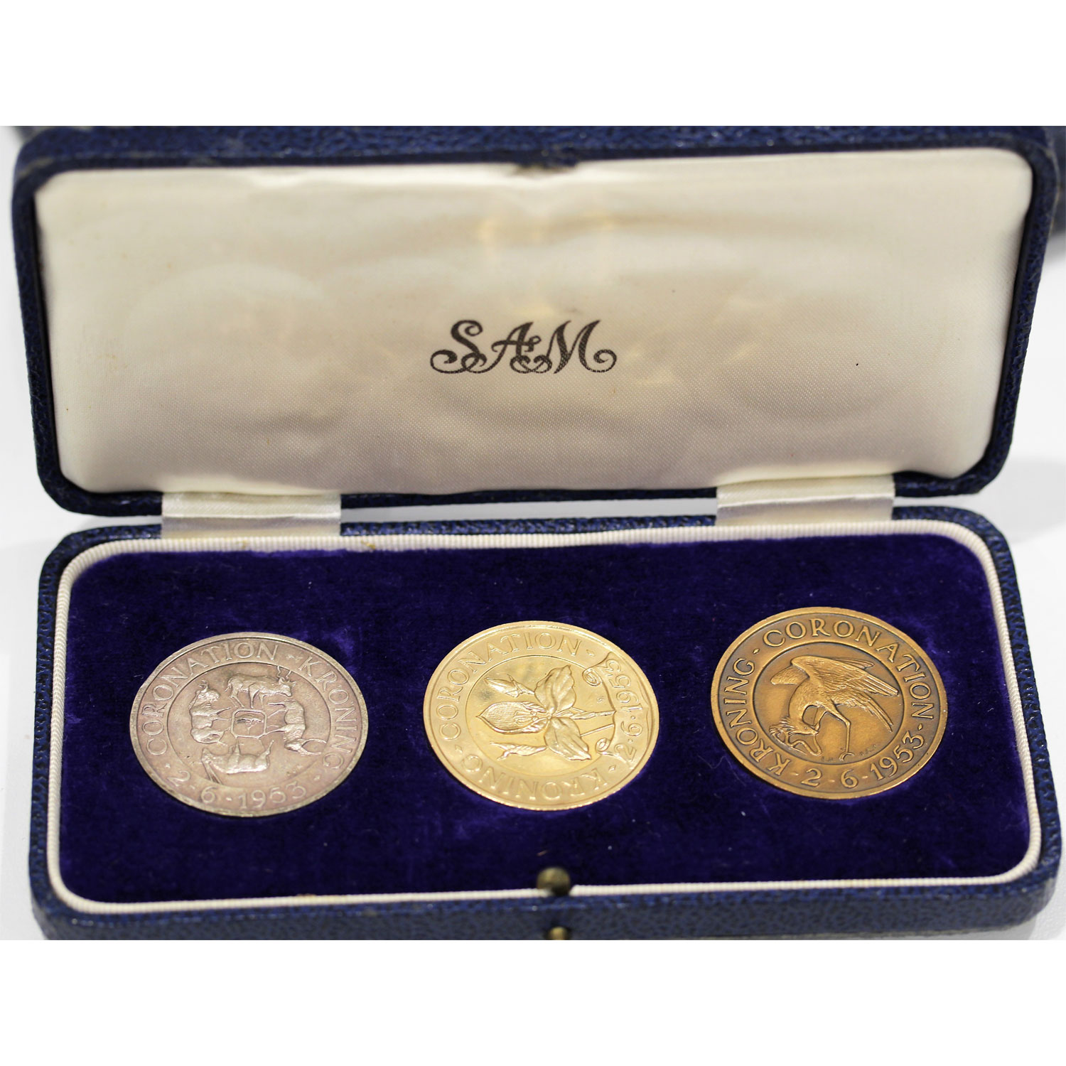 "Incoronazione" - Serie di una medaglia gr. 18,90 in oro 585/000, una in ag. e una in bronzo 