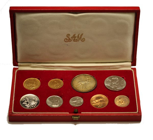 Serie da 2 Rand e Rand gr. 11,97 in oro 917/000 e da 1 rand in ag. e 50-20-10-5 cent. in nickel e da 2-1 c. in rame
