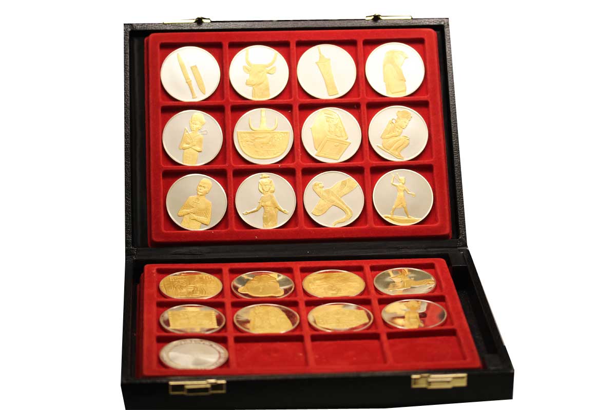 Antico Egitto - Serie da 21 medaglie gr. 660,00 in ag. 925/000 con rilievi in oro