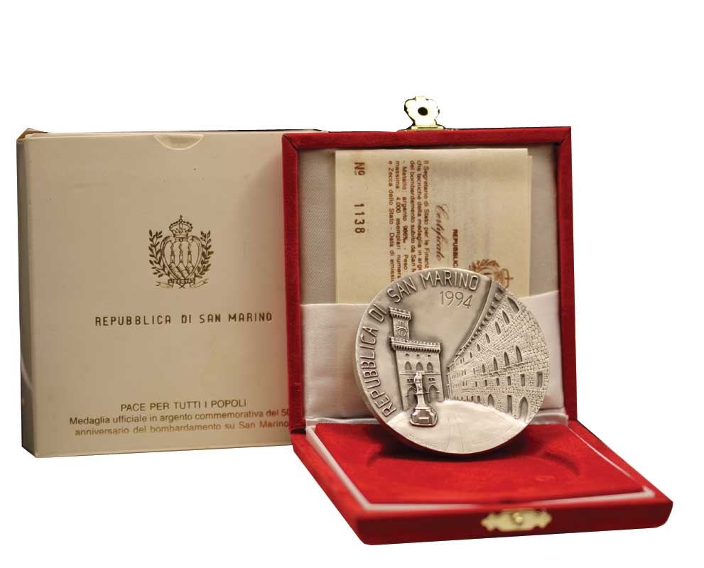 50 Anniversario del Bombardamento subito da San Marino - Medaglia ufficiale gr. 85,00 in ag. 986/000 in confezione ufficiale